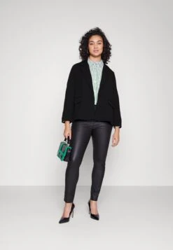 Vila -Vila 2cfea2c1578d43bab501761699a8ed61