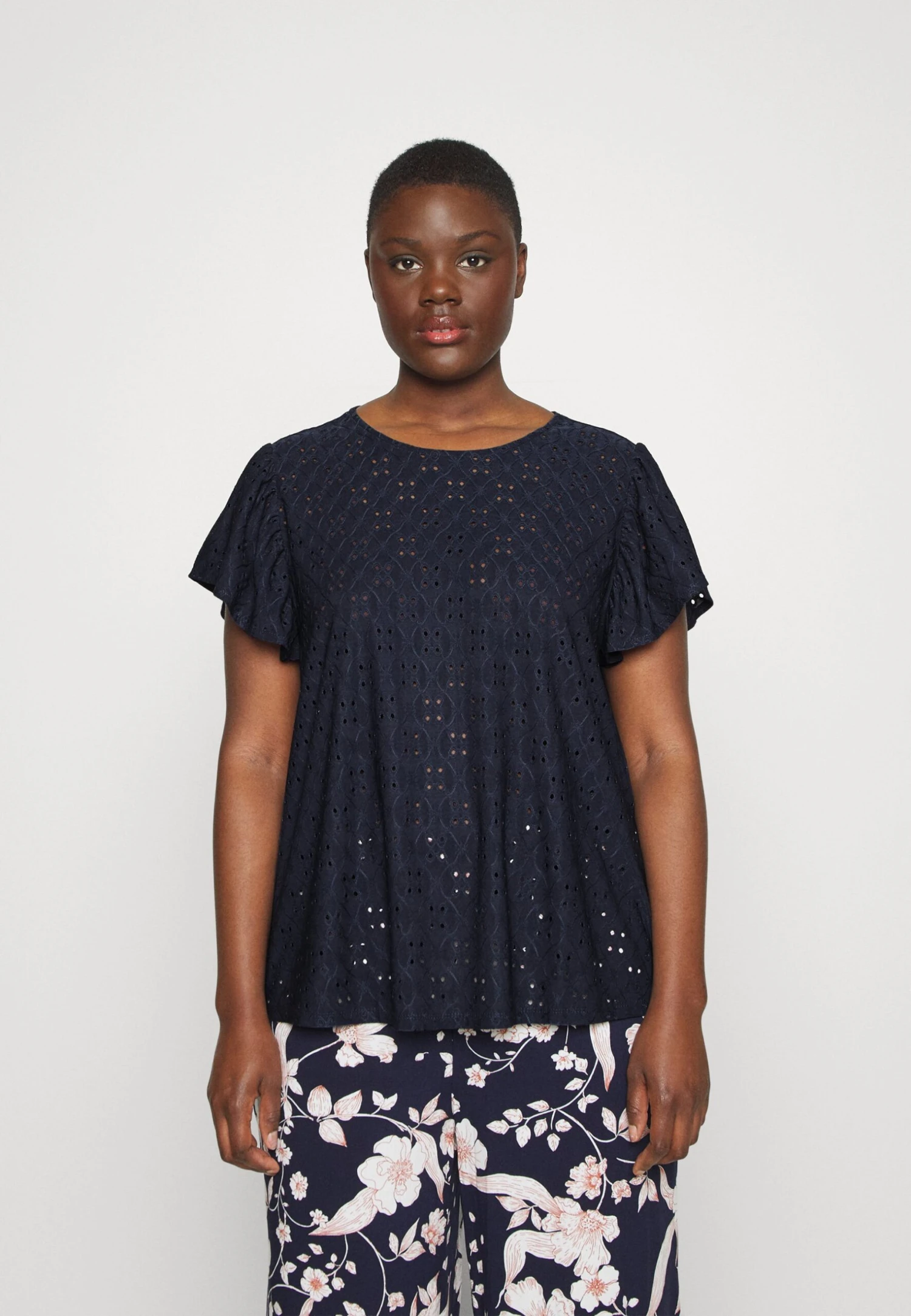 Vikawa - T-Shirt Print - Navy Blazer 3 Vikawa - T-Shirt Print - Navy Blazer