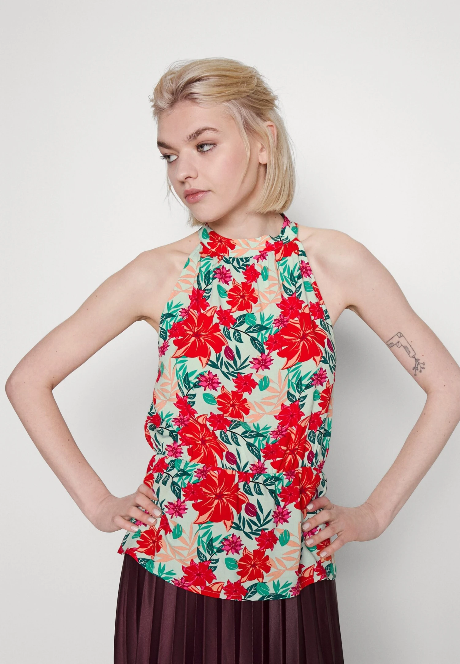 Vila Vimaya Halter Neck - Top - Cascade Aop Red Flowers 6 Vila Vimaya Halter Neck - Top - Cascade Aop Red Flowers - Afbeelding 4
