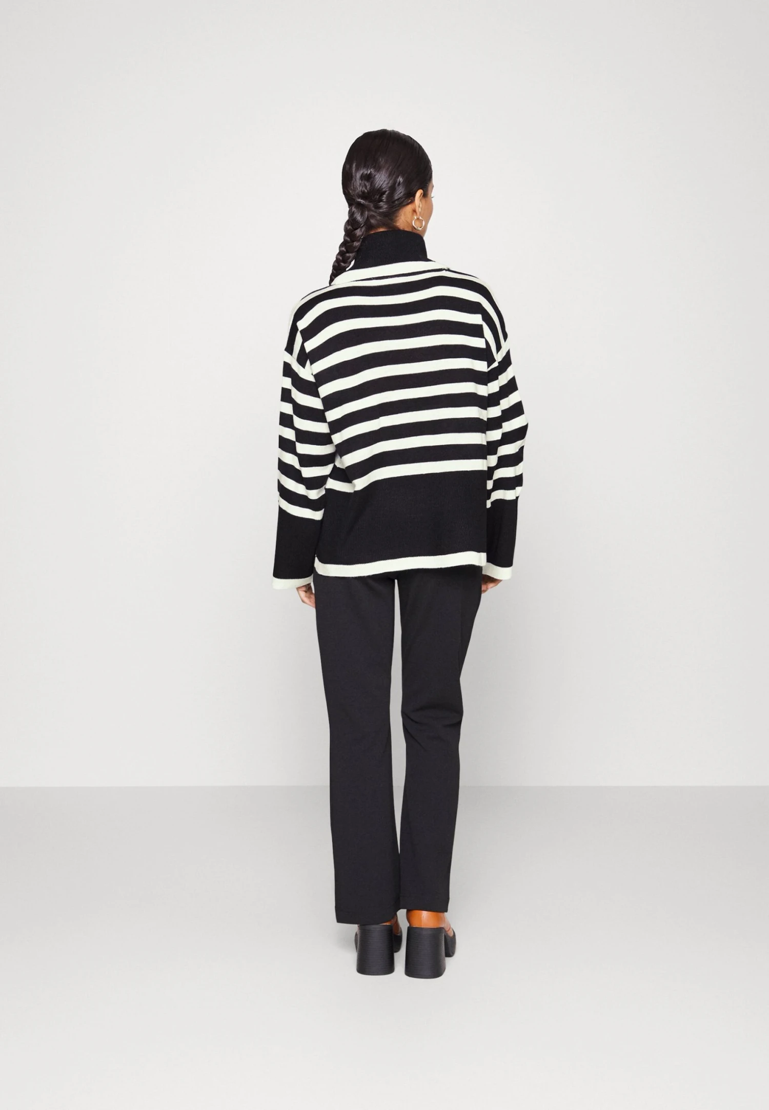 Vistripi Rollneck - Trui - Black/Cloud Dancer 5 Vistripi Rollneck - Trui - Black/Cloud Dancer - Afbeelding 3