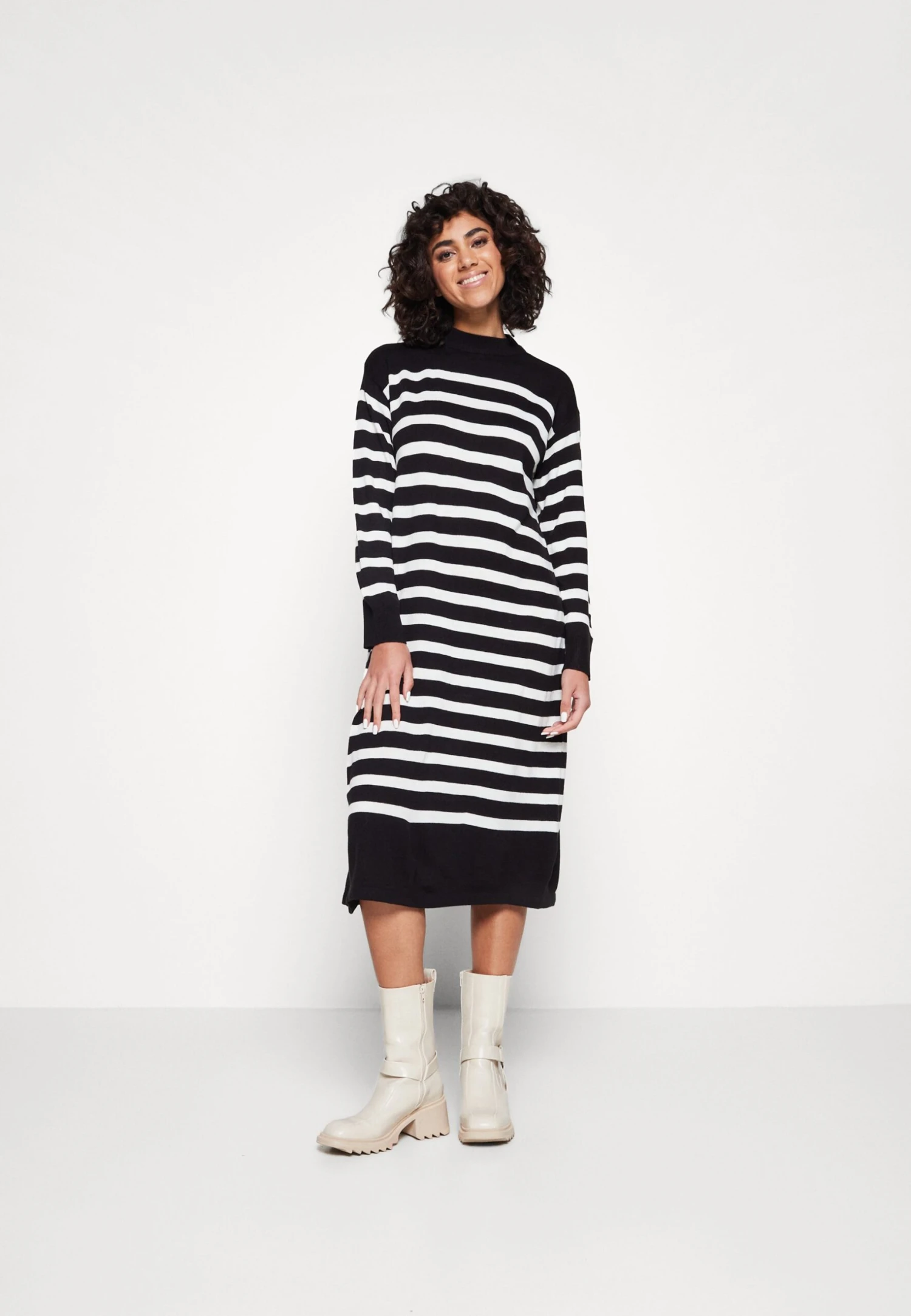 Vila Vistripi Funnel Neck- Gebreide Jurk - Black/Cloud Dancer 3 Vila Vistripi Funnel Neck- Gebreide Jurk - Black/Cloud Dancer