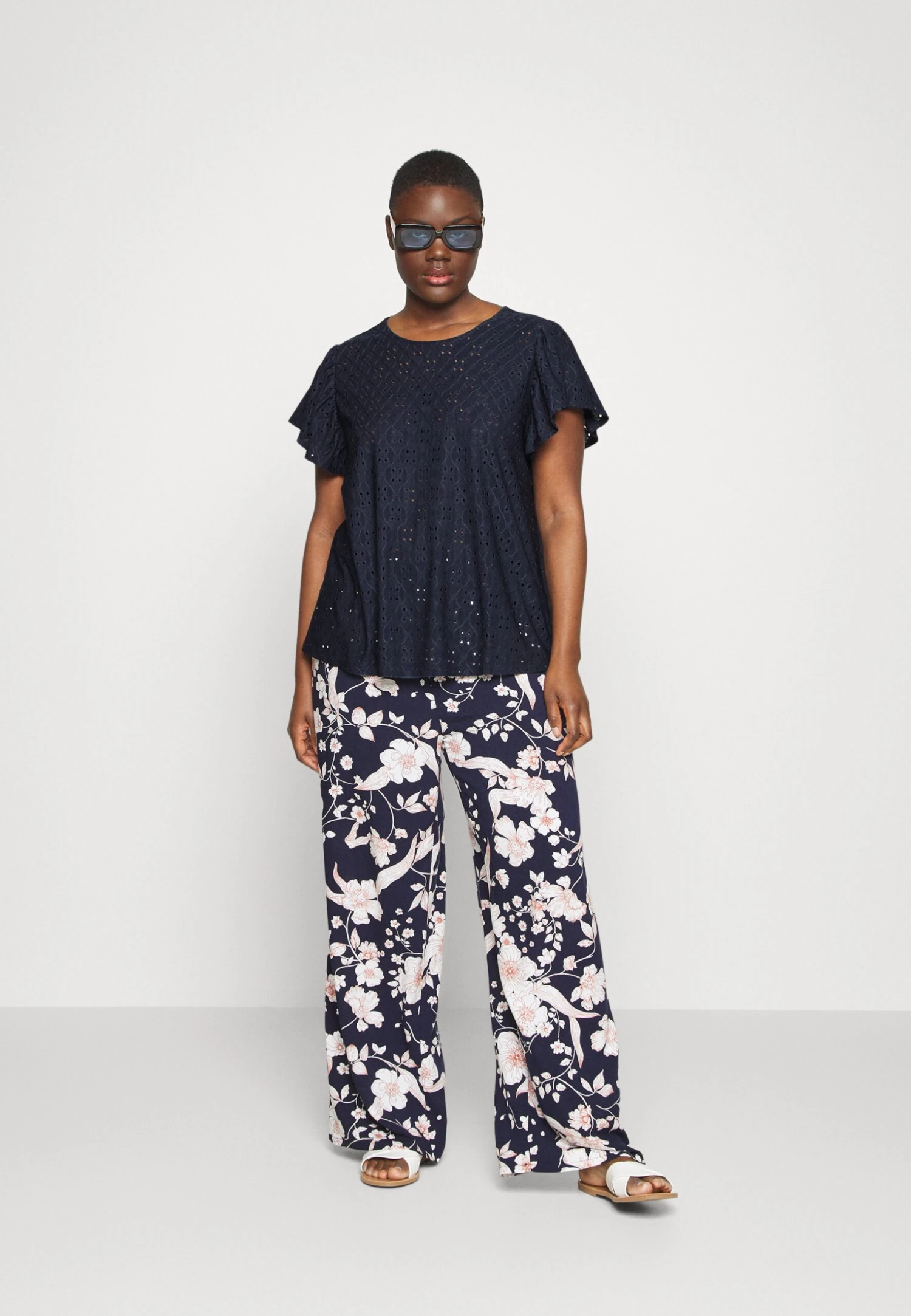 Vikawa - T-Shirt Print - Navy Blazer 4 Vikawa - T-Shirt Print - Navy Blazer - Afbeelding 2