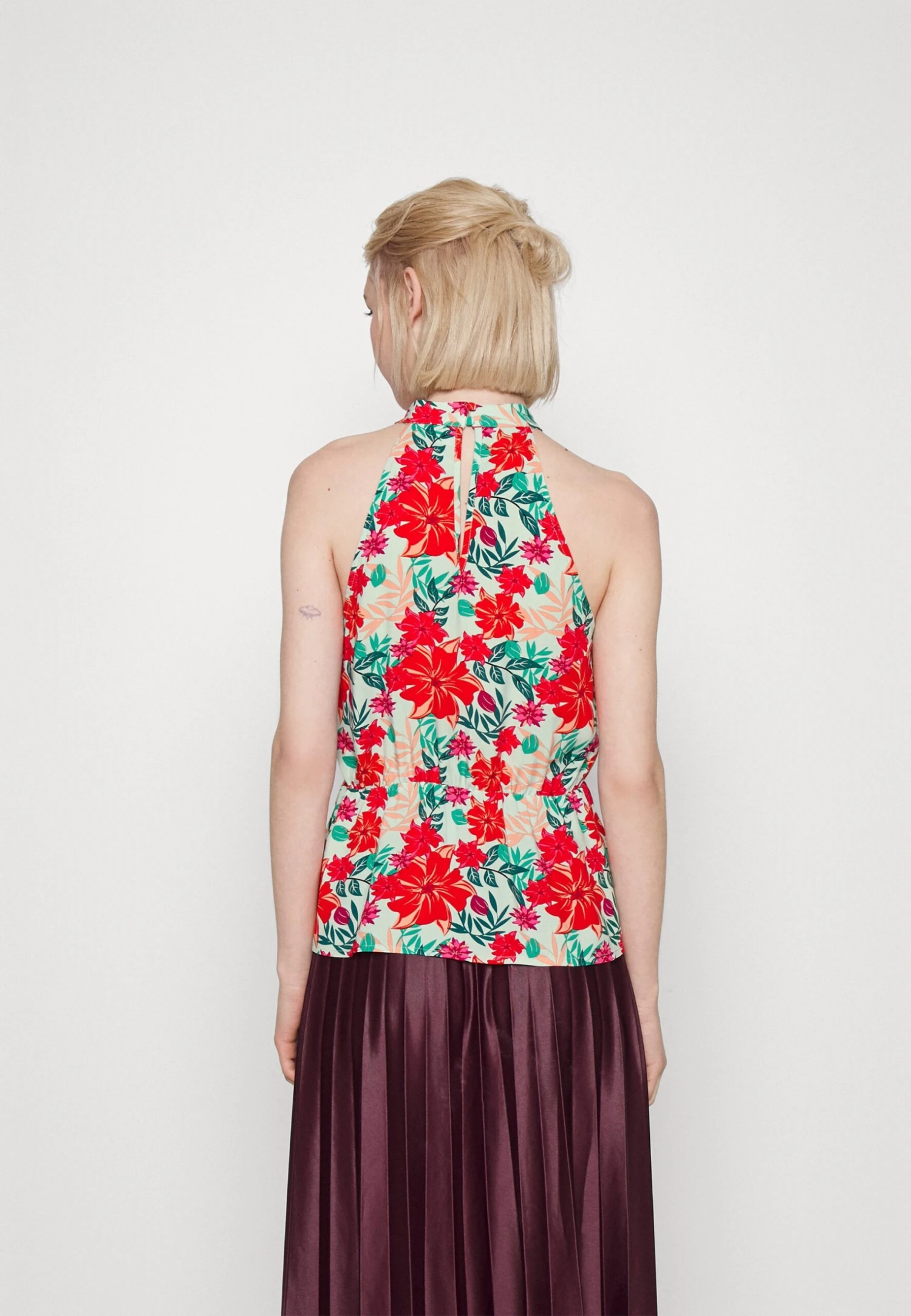 Vila Vimaya Halter Neck - Top - Cascade Aop Red Flowers 5 Vila Vimaya Halter Neck - Top - Cascade Aop Red Flowers - Afbeelding 3