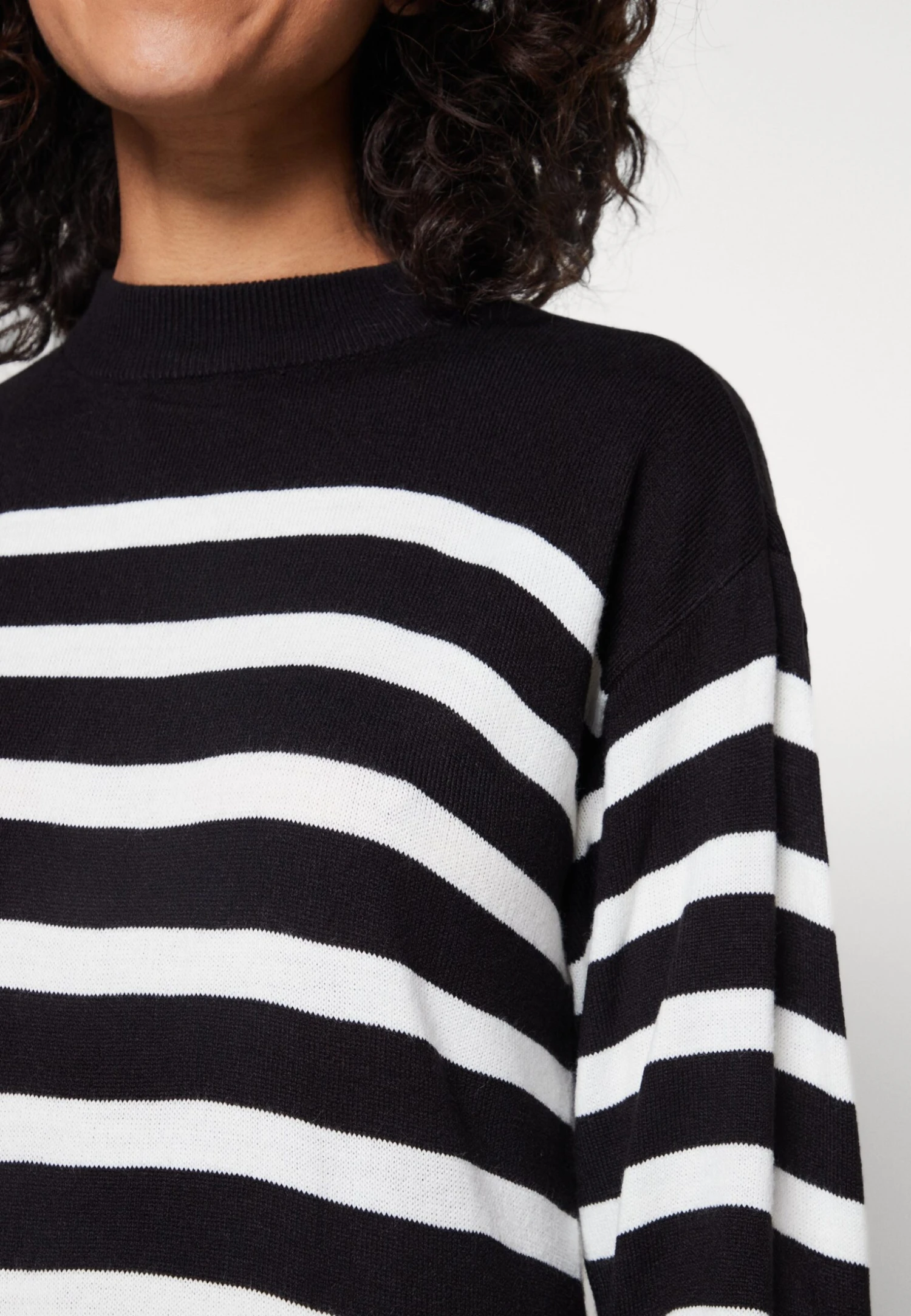 Vila Vistripi Funnel Neck- Gebreide Jurk - Black/Cloud Dancer 8 Vila Vistripi Funnel Neck- Gebreide Jurk - Black/Cloud Dancer - Afbeelding 6