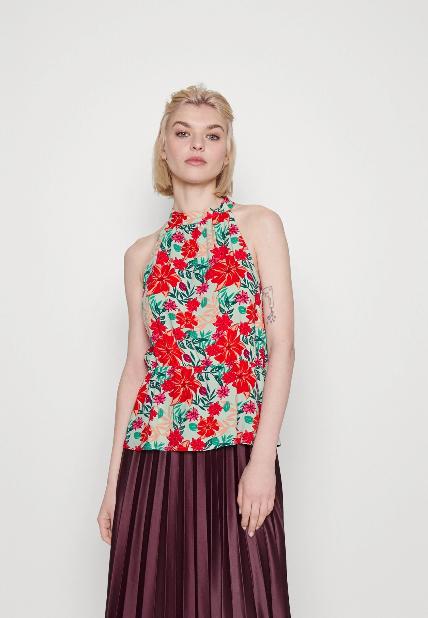 Vila Vimaya Halter Neck - Top - Cascade Aop Red Flowers 3 Vila Vimaya Halter Neck - Top - Cascade Aop Red Flowers