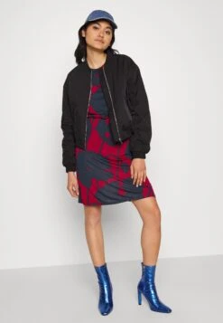 Vila Vikami Short Dress - Jerseyjurk - Rhubarb/Navy -Vila ed2cd706e8084bcfaf7f3b4626a1cc68